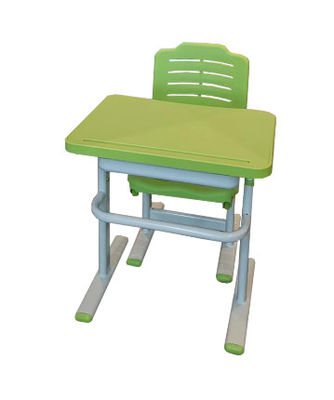 Lernen von Schreibtischen und von Stühlen für Studenten der Stahlbüromöbelschule